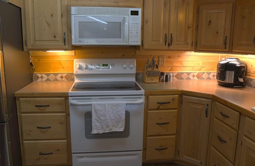 Island Park Cabin | Ideal for Adventure Seekers Huge garage! Sleeps 9 Close To Yellowstone