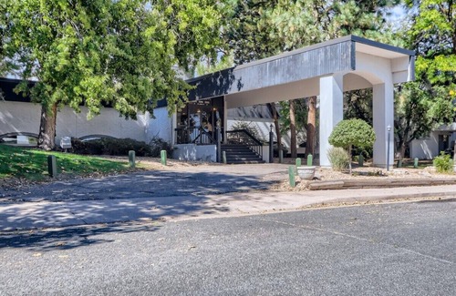 Goldsmith Condo | Ideal for business travelers, corporate stays, urbex enthusiasts, and more!