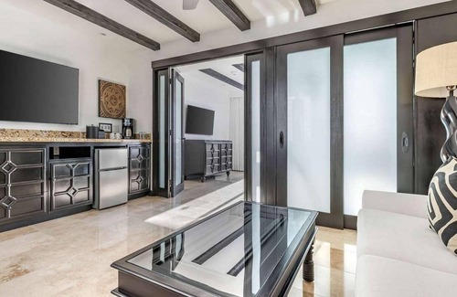 Zona Hotelera Resort | Ideal Getaway-Cabo Azul Junio Suite Partial Courtyard or Partial Pool View