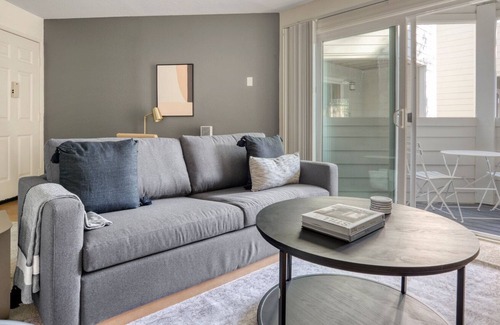 Pleasanton Apartment | Ideal Pleasanton 1BR w/ A/C, Gym & Pool, nr TJ & CVS, by Blueground