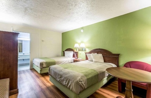 Edgewood Hotel | Ideal Room for Budget Travelers w/Breakfast & Convenient Location - 4 Units
