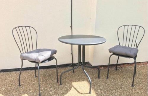 Riverside Apartment | Ideal Two Bedroom Apartment near Centre & Stadium