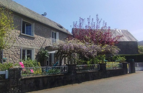 Saint-Yrieix-le-Dejalat House | Ideal vacation home for families and friends