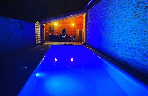 Sainte-Colombe-sur-lHers House | Idyllic water-by well equipped studio in Cathar area, private long natural pool