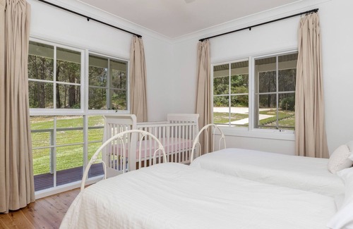 Coomba Bay House | Idyll Lakehouse -A peaceful, picturesque and ideal place with expansive, private water frontage