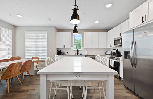 Deerwood Apartment | Idyllic and Tropical 2BR/2BA with Pool & Gym