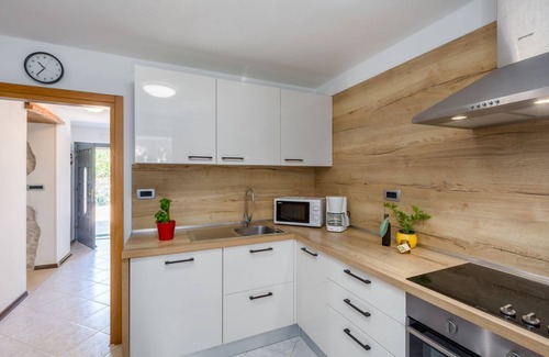 Dracevac House | Idyllic Istrian stone house with whirlpool, table tennis, barbecue and air-conditioned bedrooms