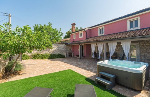 Dracevac House | Idyllic Istrian stone house with whirlpool, table tennis, barbecue and air-conditioned bedrooms