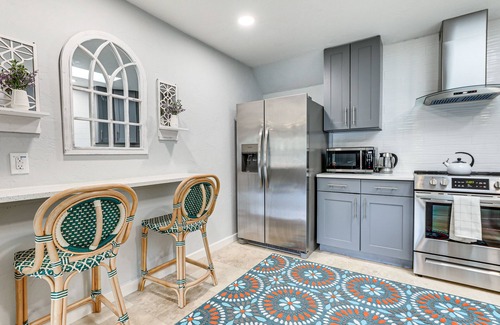 Downtown House | Idyllic Sarasota Home w/Yard: 2 Mi to Beach!