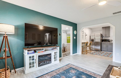 Downtown House | Idyllic Sarasota Home w/Yard: 2 Mi to Beach!