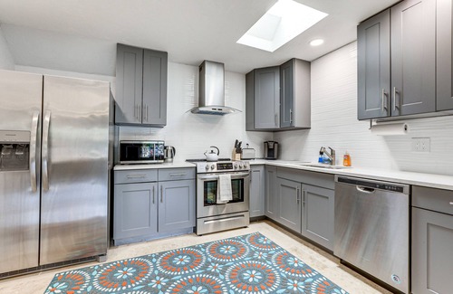 Downtown House | Idyllic Sarasota Home w/Yard: 2 Mi to Beach!