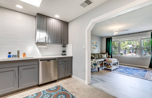 Downtown House | Idyllic Sarasota Home w/Yard: 2 Mi to Beach!