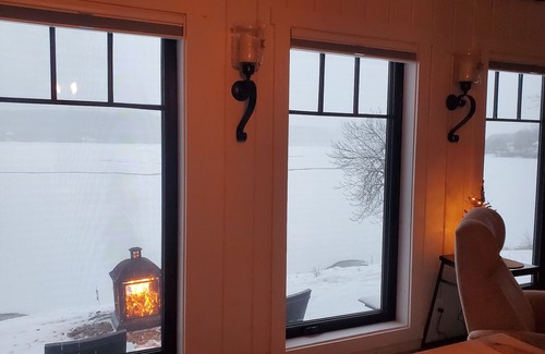 Hatfield Point Cabin | Idyllic Waters Edge Bunkie