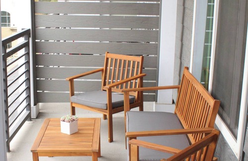 Downtown San Antonio Apartment | IG-Worthy Fiesta DT Retreat hotel Apt with free Parking and Pets Allowed
