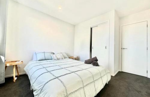 Auckland Apartment | Immaculate - 2 Bedroom Townhouse close to Fruitvale train station