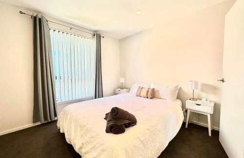 Auckland Apartment | Immaculate - 2 Bedroom Townhouse close to Fruitvale train station