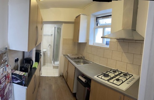 Heathrow Villages House | Immaculate 4-bed House Near Heathrow Airport