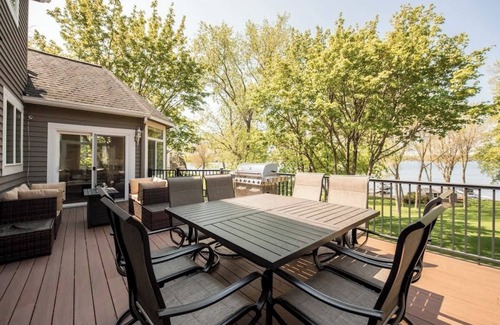 Alexandria House | Immerse in Luxury Grand 5BR Lakefront Haven Views