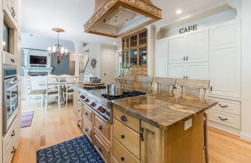 Alexandria House | Immerse in Luxury Grand 5BR Lakefront Haven Views