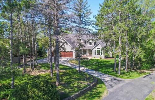 Alexandria House | Immerse in Luxury Grand 5BR Lakefront Haven Views