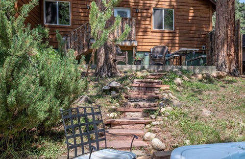 Estes Park Cottage | Immerse yourselves in the beauty of the mountains!