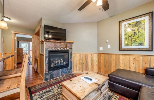 Estes Park Cottage | Immerse yourselves in the beauty of the mountains!