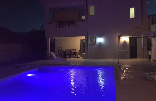 Imotski House | IMOTSKI-Blue Lake Center12P/6xrooms6xbathroom2xkitchen,Pool Grill,Sauna