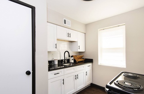 St. Louis Hills Apartment | Impeccable 1-Bedroom Apartment with Street Parking