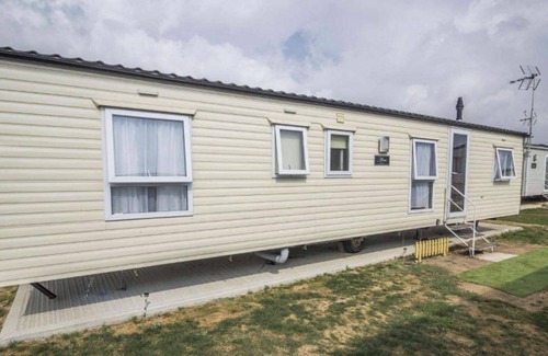 Clacton-on-Sea Cabin | Impeccable 4-Bed Caravan in Clacton-on-Sea