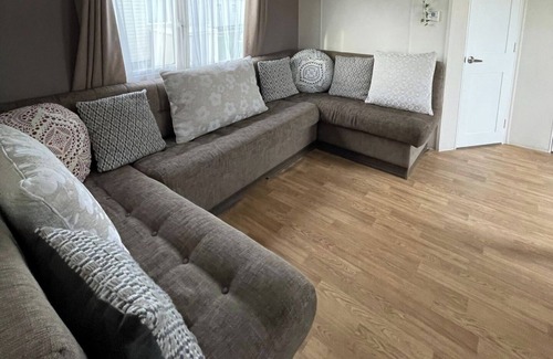 Clacton-on-Sea Cabin | Impeccable 4-Bed Caravan in Clacton-on-Sea