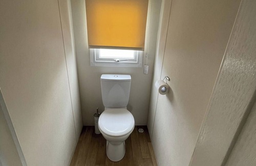 Clacton-on-Sea Cabin | Impeccable 4-Bed Caravan in Clacton-on-Sea