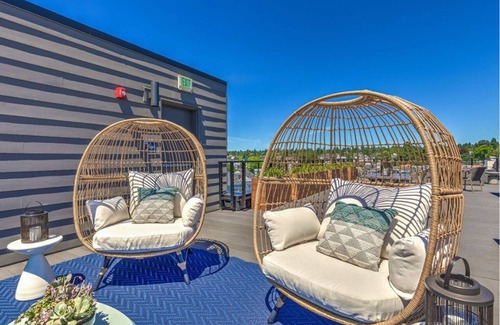 Old Ballard Apartment | Impeccable Ballard Studio w/Rooftop, BBQ, walk to dining, by Blueground
