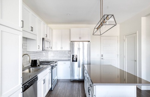Elmhurst Apartment | Impeccable Elmhurst 1BR w/Lounge, Pool & Gym nr Metra, by Blueground