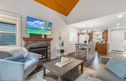 Regional District of Nanaimo Cottage | Impeccable Oceanside Village Retreat!