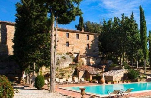 Asciano Villa | Imposing villa with 5 apartments ideal for groups. Pool.