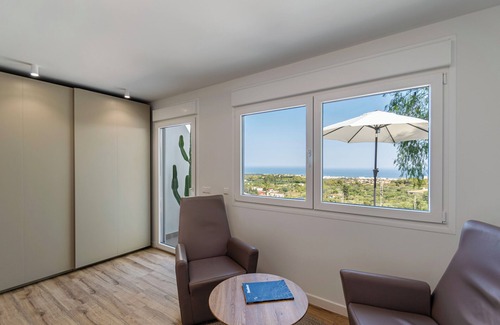 Churriana Villa | Imressive villa w/heated infinity pool w/sea views hosts 10: Happyplace Málaga
