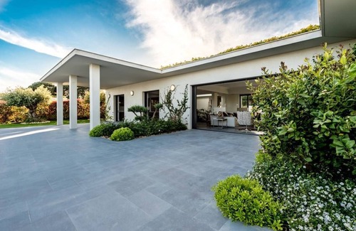Guerrevieille House | In a residential area, near the beach, beautiful contemporary villa with 4 bedrooms, sea view