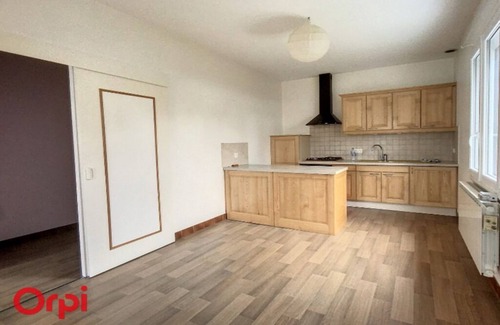 Montmarault Bed & Breakfast | In Montmarault, L'Arbre de Vie offers 2 beds and 2 bathrooms.