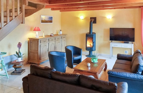 Cleden-Cap-Sizun House | In the heart of the Cap Sizun peninsula, this spacious vacation home with a well-kept garden welcome