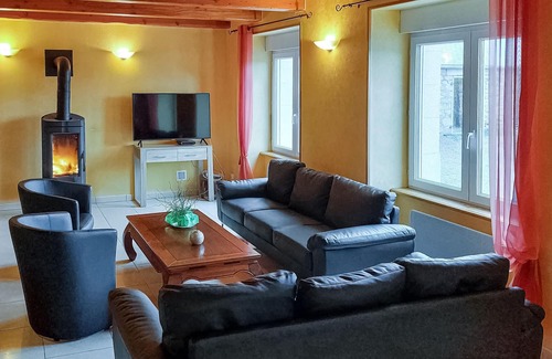 Cleden-Cap-Sizun House | In the heart of the Cap Sizun peninsula, this spacious vacation home with a well-kept garden welcome