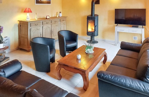 Cleden-Cap-Sizun House | In the heart of the Cap Sizun peninsula, this spacious vacation home with a well-kept garden welcome