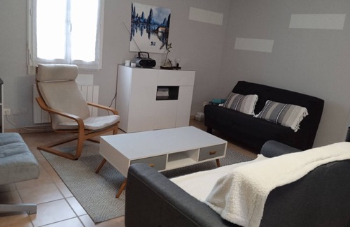 Etauliers Condo | In the heart of the Blayais region, quiet, spacious apartment 800 m from town center.