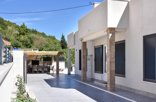 Klis House | In the hinterland of Split, this spacious and luxurious vacation home welcomes you.