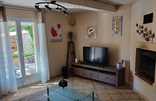 Caseneuve Villa | In the Luberon countryside, air-conditioned villa with fenced pool