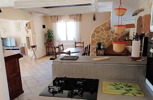 Caseneuve Villa | In the Luberon countryside, air-conditioned villa with fenced pool
