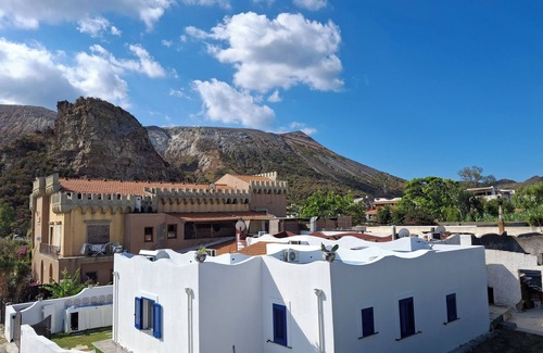 Vulcano Porto Villa | In the 'navel of the Mediterranean, between sea sun and wind, you do everything on foot.