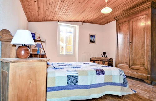 Suze-la-Rousse House | In this beautiful vacation home with pool you can enjoy a relaxing vacation.