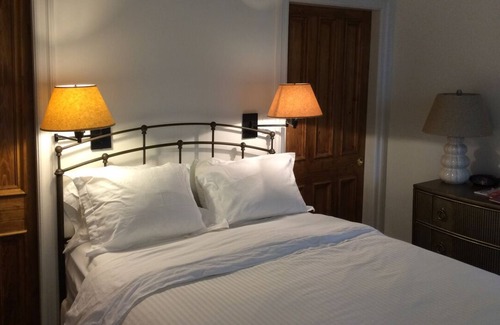 Greenwich Village Hotel | Incentra Surrey Room at Incentra Village Hotel