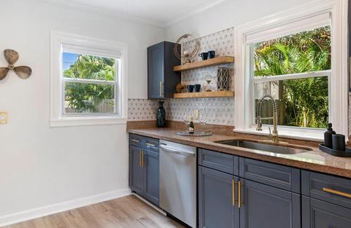 Parrot Cove House | Incredible 3br Home with Yard near Beach and Downtown