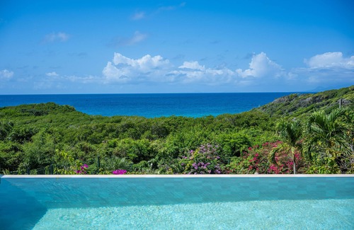 Le Gosier Villa | Incredible villa with sea view, beach 2mins away, infinity pool, 10 people